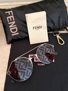 Fendi Silver Logo-Print Round Sunglasses FE40060U SILVER
ROUND MIRROR
SUNGLASSES